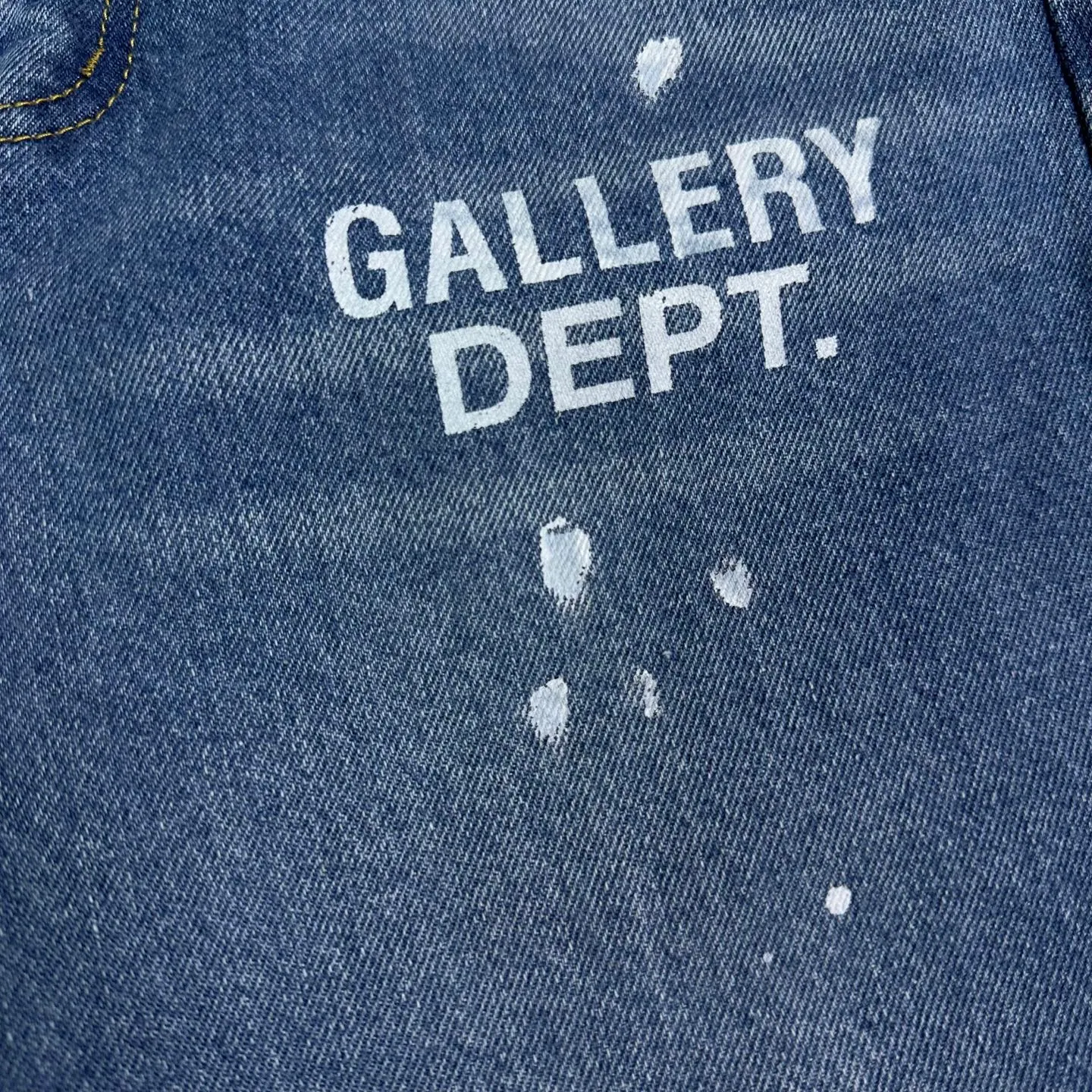 P250 GALLERY DEPT. 2025 new splash-ink hand-painted letter splicing couple style loose washed flared jeans 🔥High version🔥High version🔥 Top ceiling quality Styles with different washed textures are very friendly to people with thin legs and thick legs. The slightly flared version is very flattering. Moderate length that never goes out of style, easy to match with casually, basic styling for various styles, a must-have in the wardrobe! The fabric is stiff but also makes the upper body soft without losing texture. The washing process is even more perfect. It is a must-have item for everyone! ! ! Washed wheat, tag, pants label, three complete labels Color: washed black, washed blue Size: 28, 30, 32, 34 (four sizes)